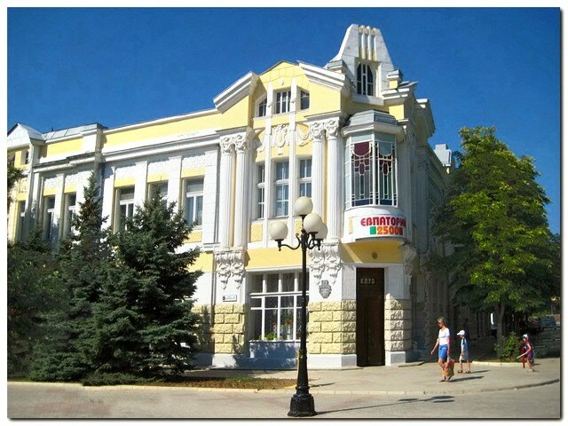 Евпатория. Фото 6. Старинное здание на ул.Дувановской 1912 года постройки. Евпатория. Фото 6. Старинное здание на ул.Дувановской 1912 года постройки. Увеличить